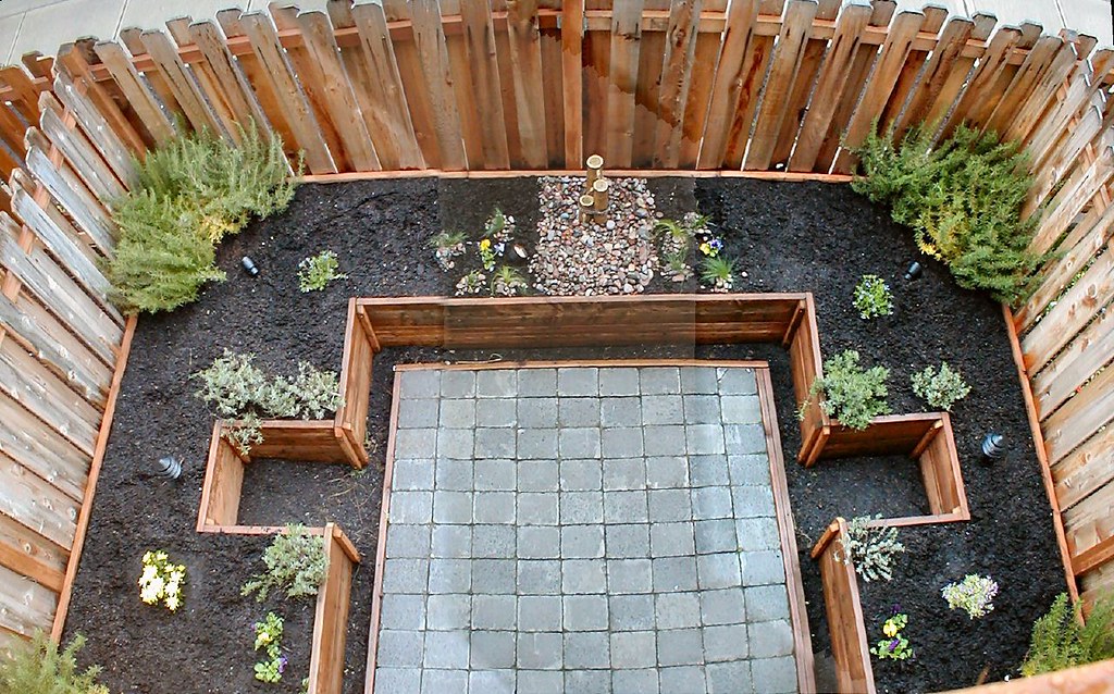 Massif de vivaces et graminées fraîchement planté dans un jardin nancéien